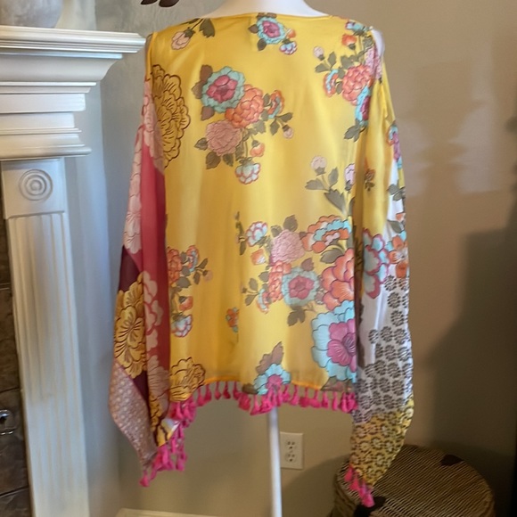 Ivy Jane - poncho with fringe and cold shoulders; one size - Picture 3 of 6